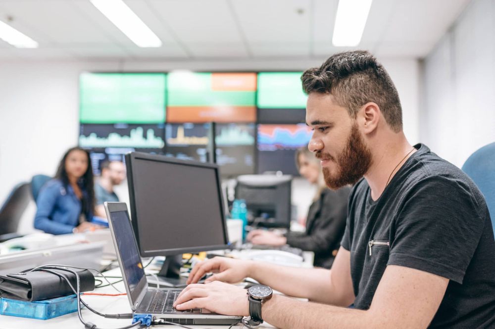 Travailler dans l’IT : freelance ou salarié, quel est le meilleur choix ?